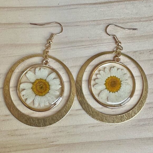 Real Pressed Daisy Resin Earrings in Gold Tone Circles - Picture 1 of 8